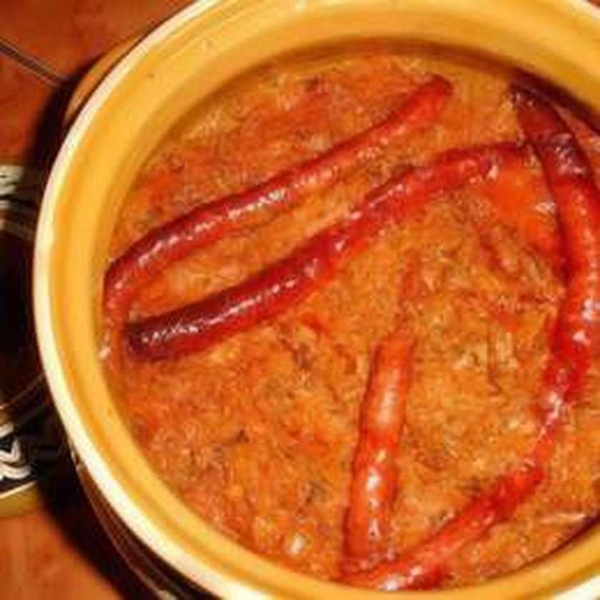 Varză Călită cu Cârnați Semiafumați și Mămăligă