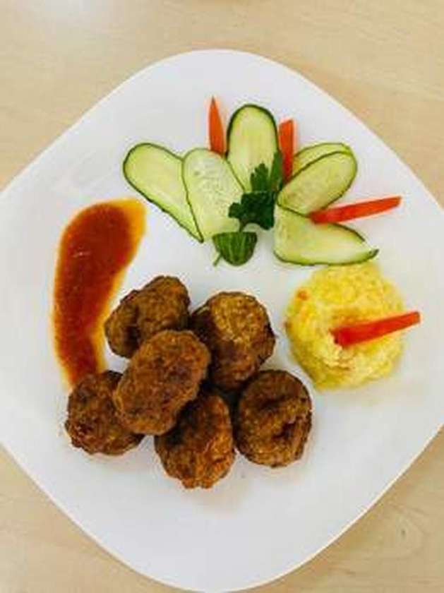 Chiftele cu Garnitură și Salată Varză