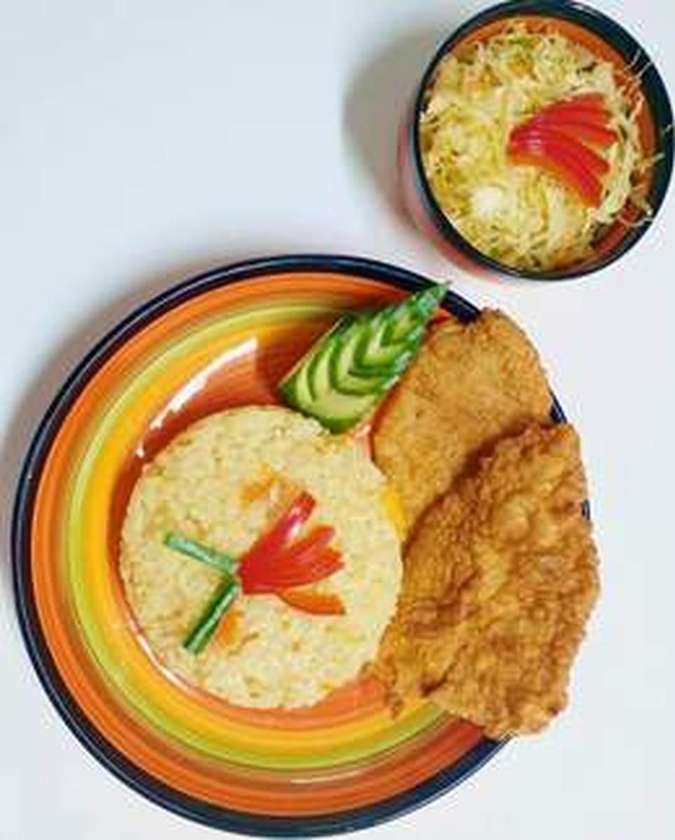 Șnițel de Pui cu Garnitură și Salată Varză