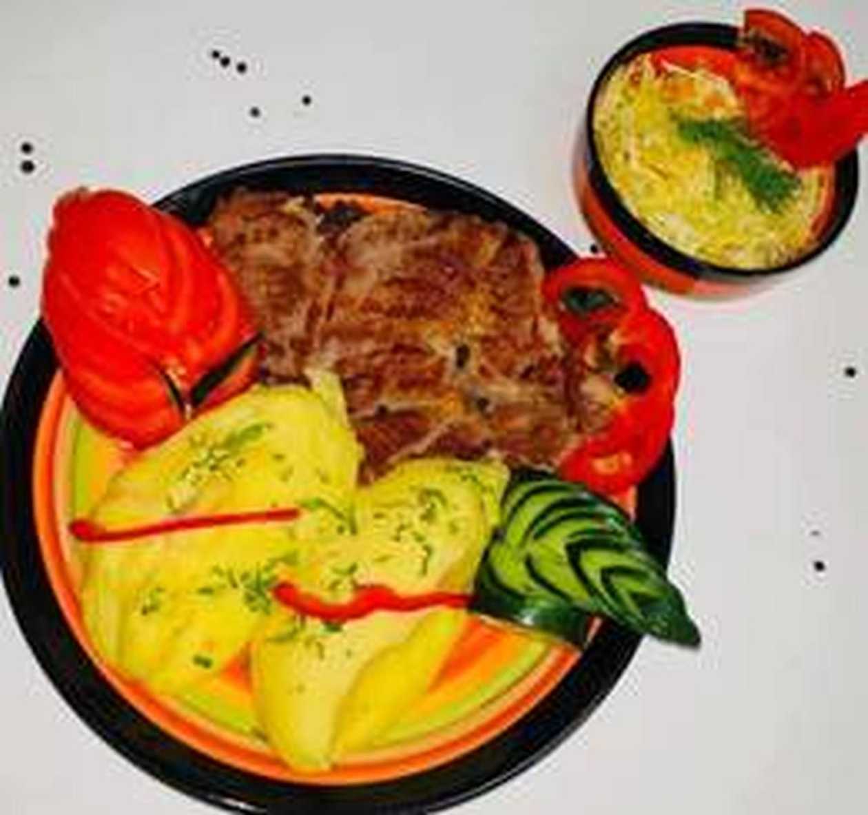 Ceafă de Porc cu Garnitură și Salată Varză