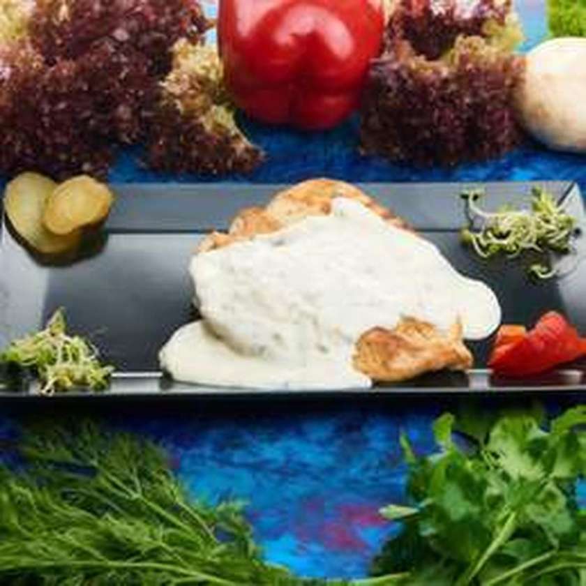 Piept de Pui cu Sos de Ciuperci cu Garnitură