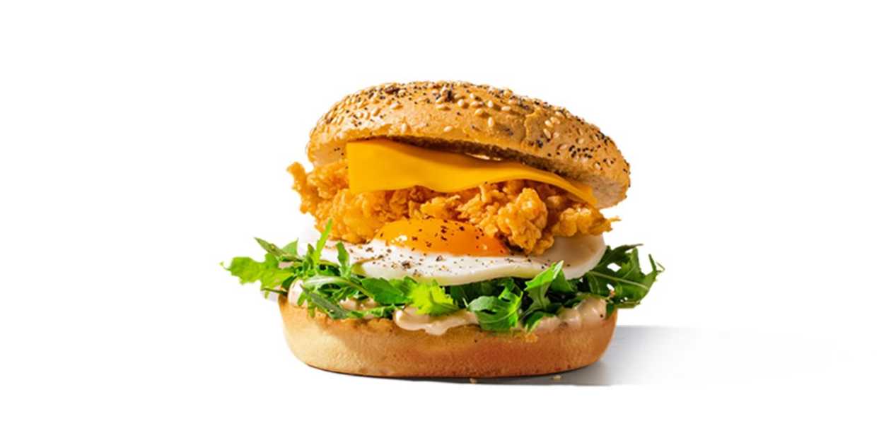 Bajgiel śniadaniowy z jajkiem i serem