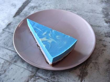 Raw Blue Spirulina cheesecake with blueberry (8)