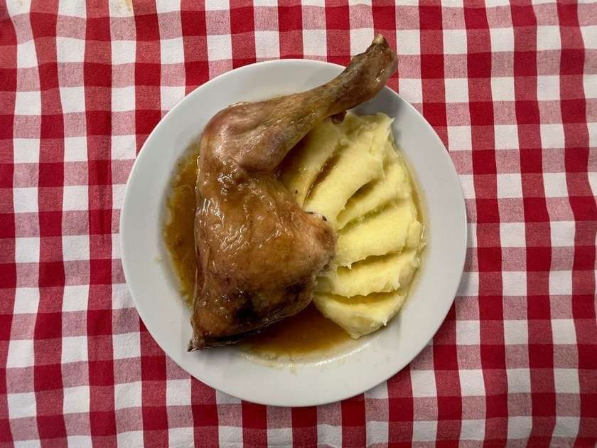8. 300g.s.k. Pečené kuřecí stehýnko, bamborová kaše