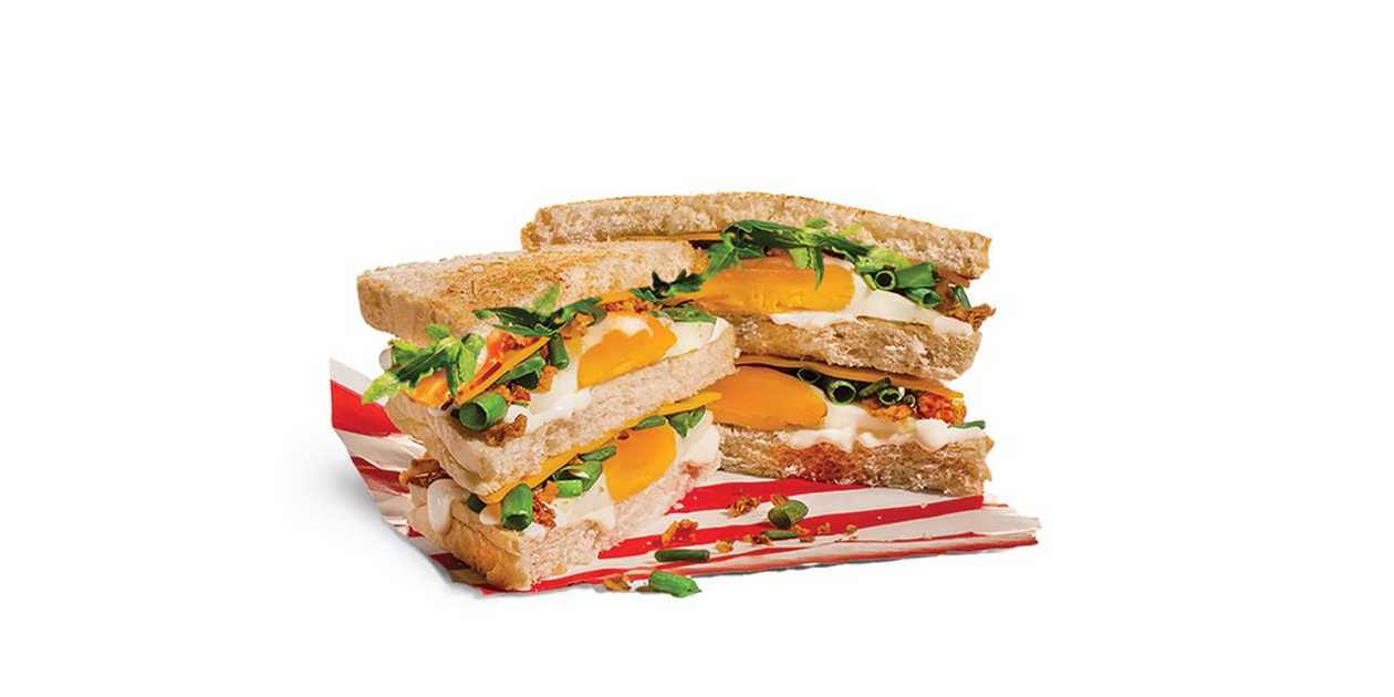 Podwójny tost z jajkiem, serem i bekonem