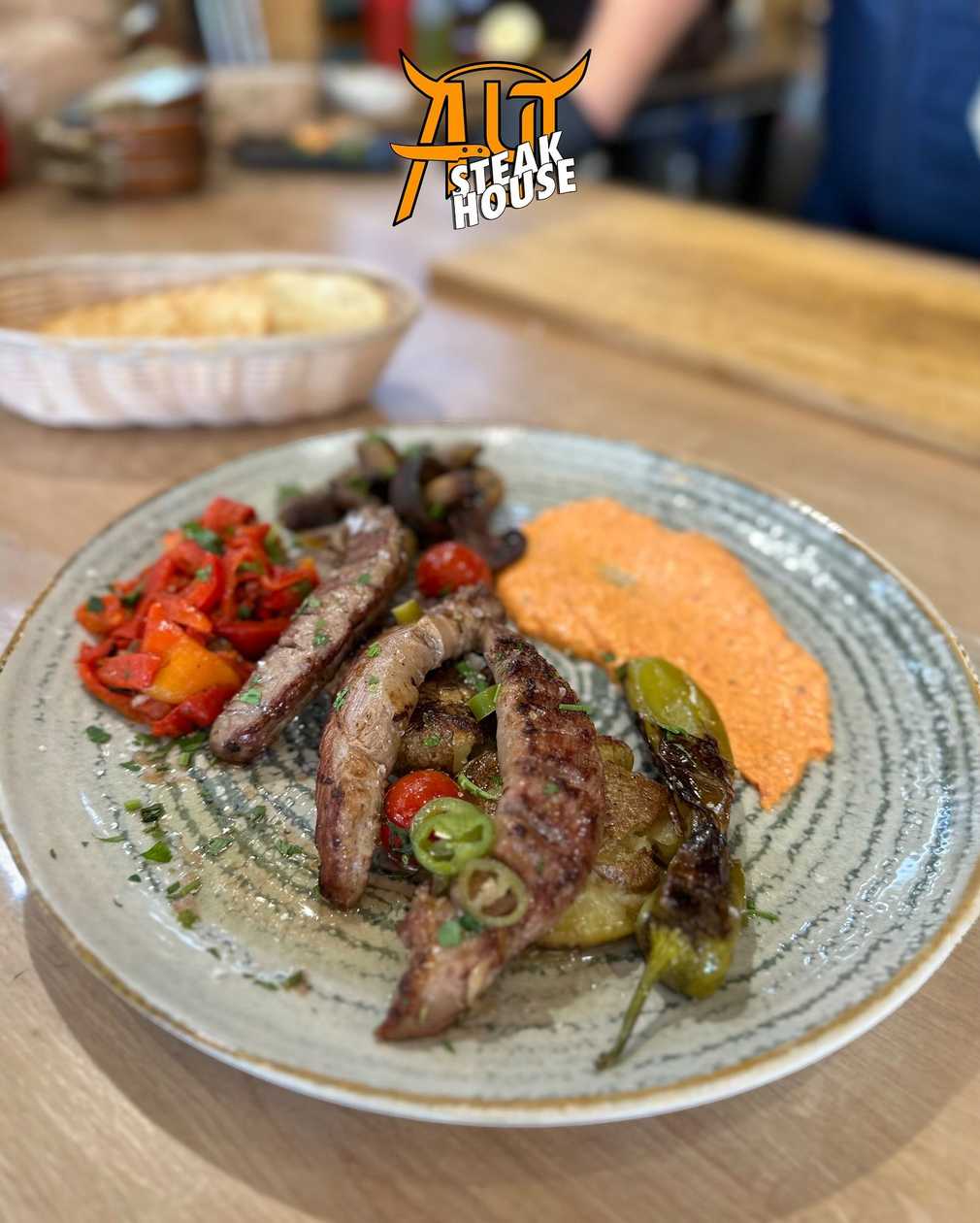 Muschi de berbecut + (garnitura si salata)