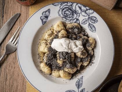 Bramborové gnocchi s mákem a ovocem