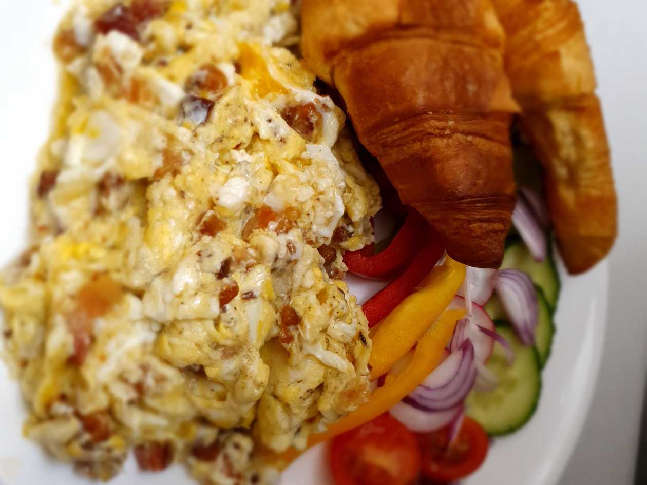 Jajecznica na jajach wiejskich z boczkiem z 5 jaj