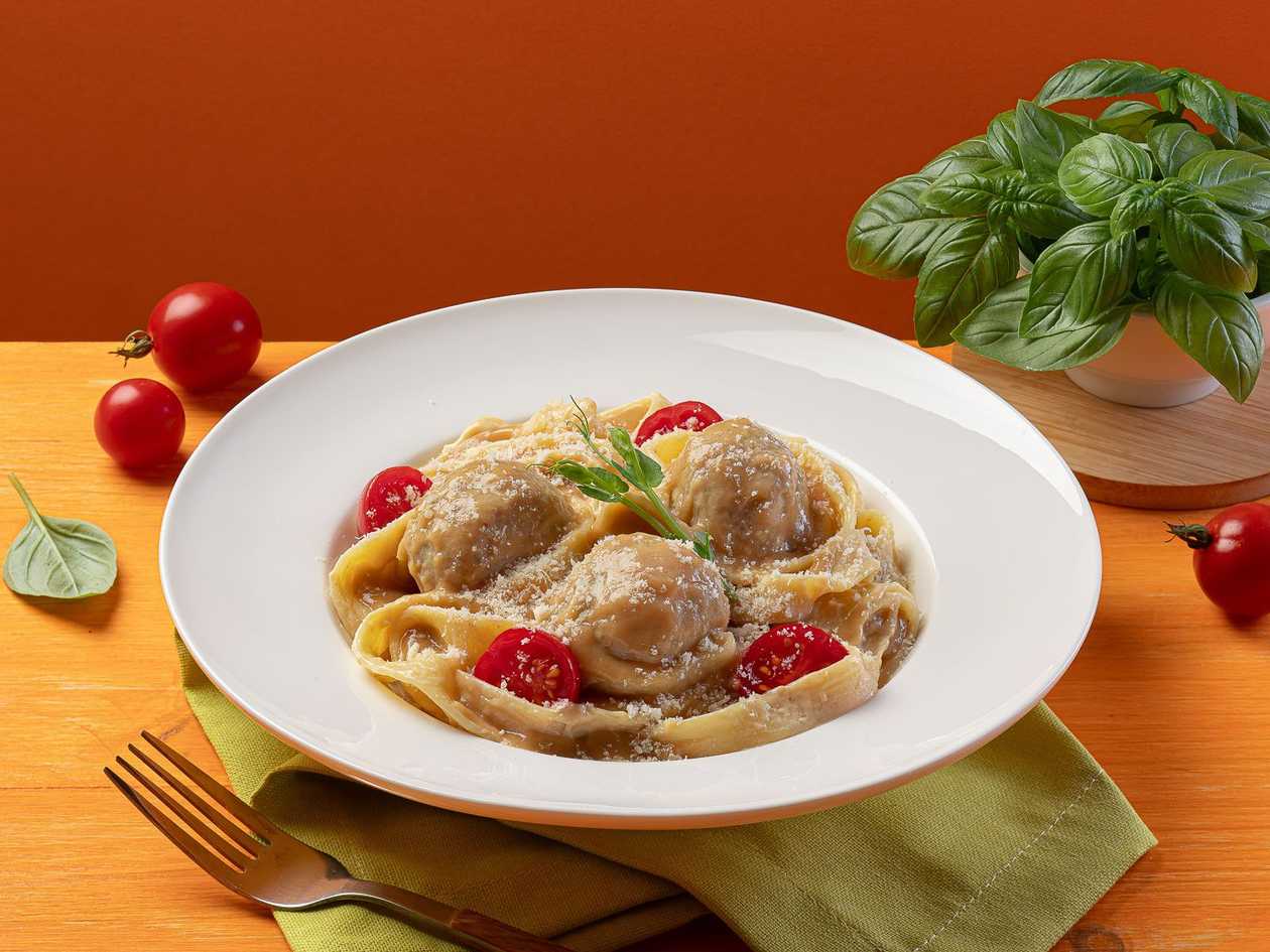 Pasta with Meatballs in Cream Sauce