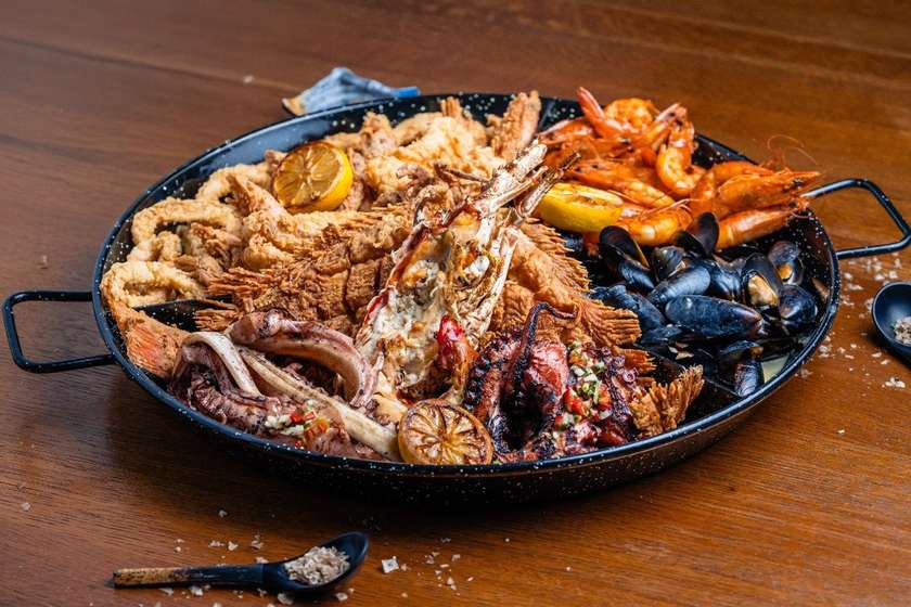 Paul's Seafood Platter (2-3 people) + 1 bottle of Aerosoli White/Rosé