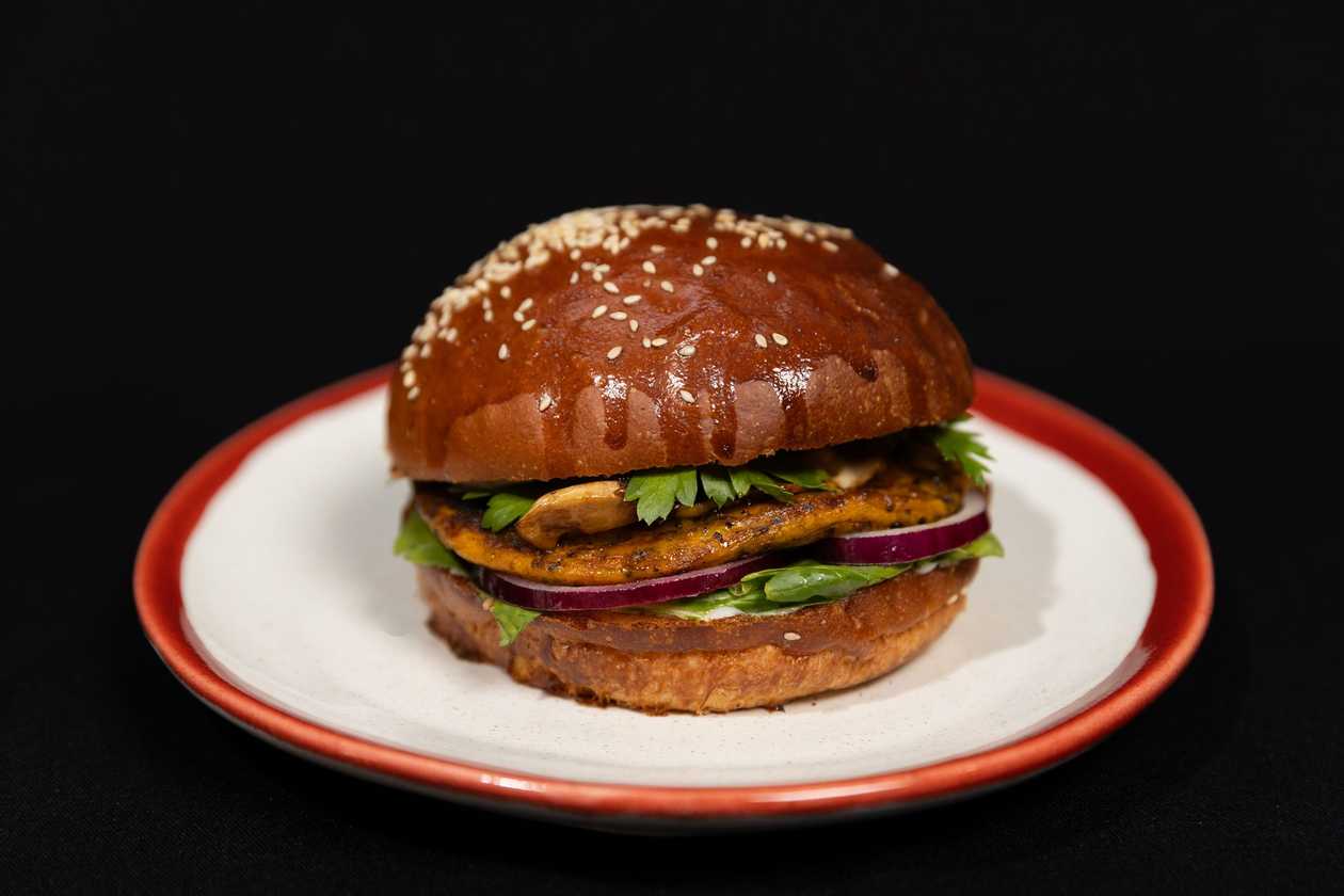 Бургер з котлетою з гарбуза та кіноа