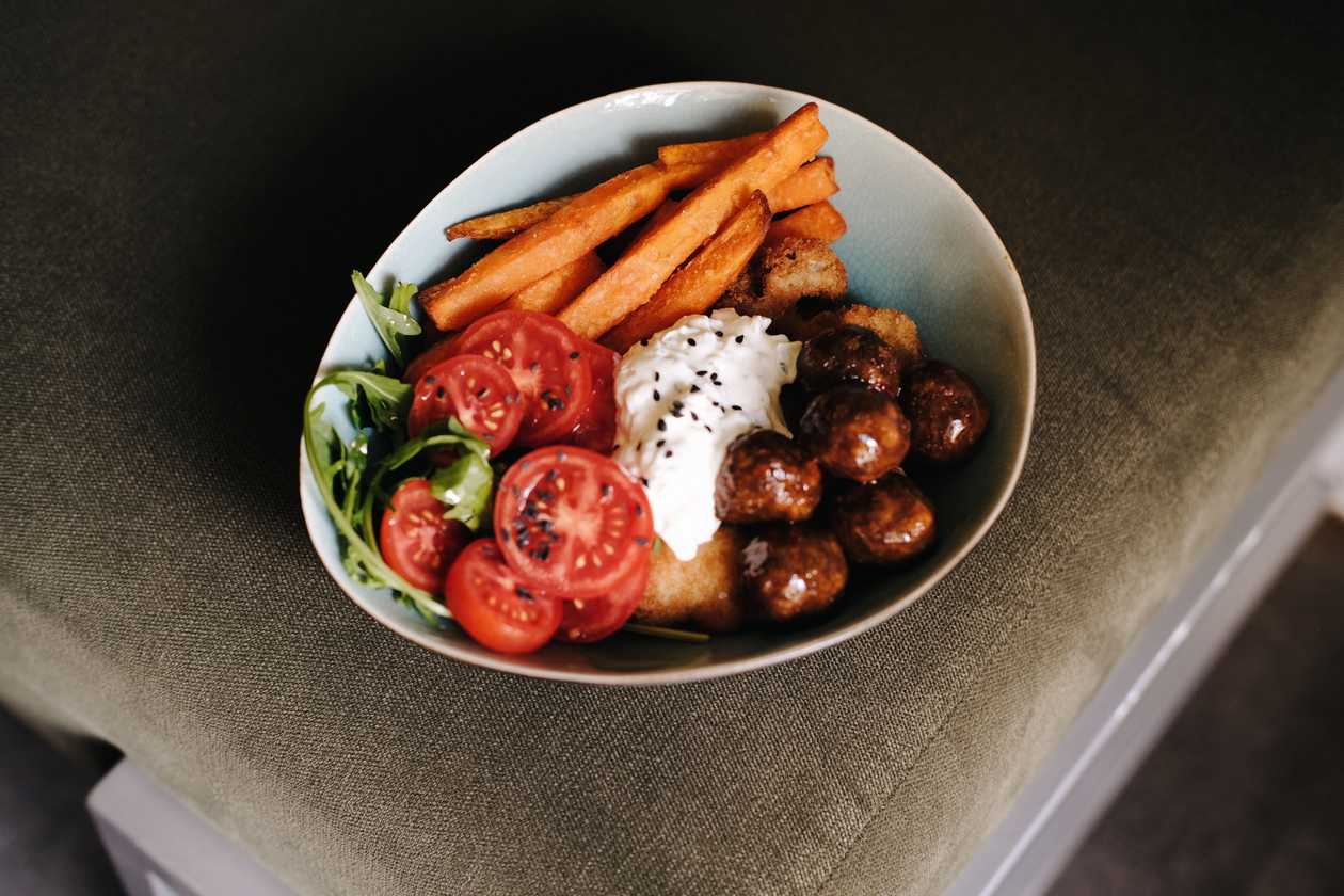 Боул з веган фрикадельками