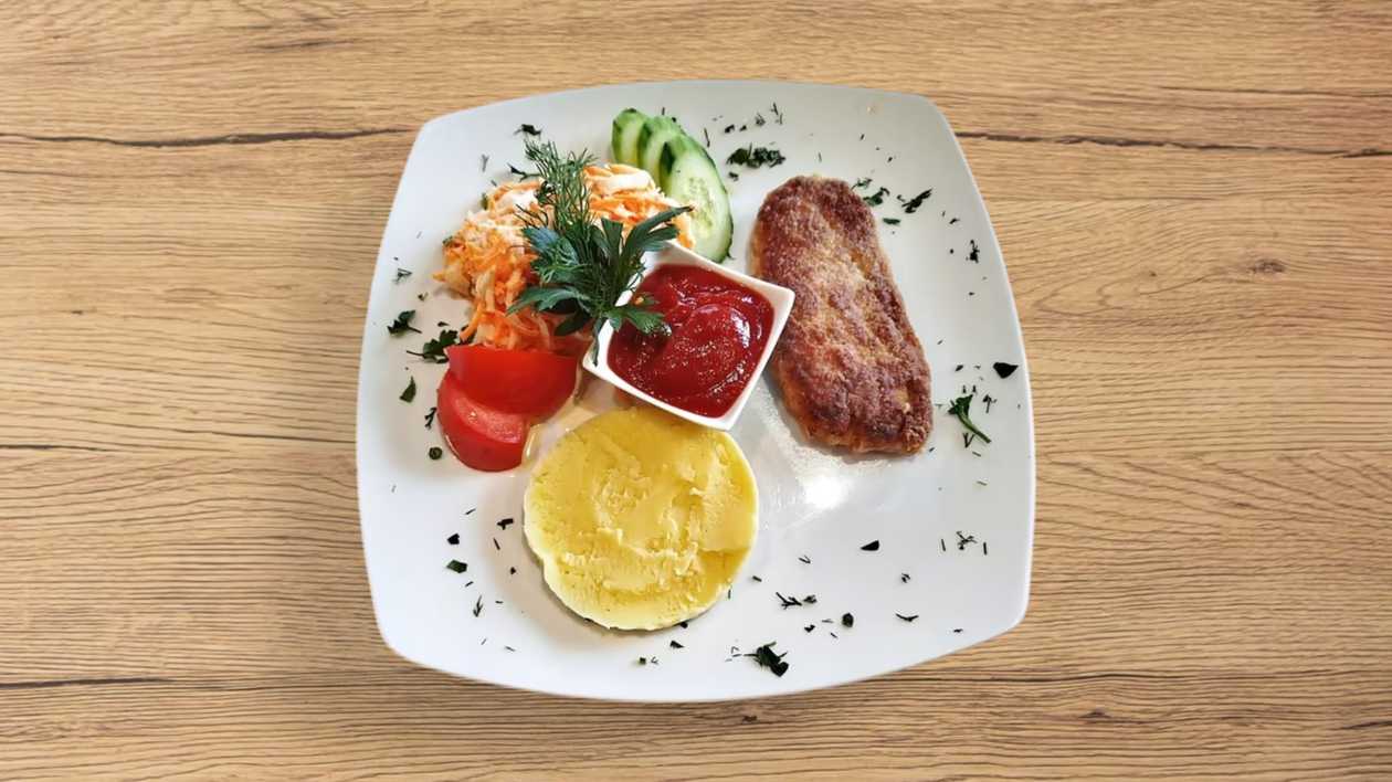 Cūkgaļas šnicele ar kartupeļu biezeni