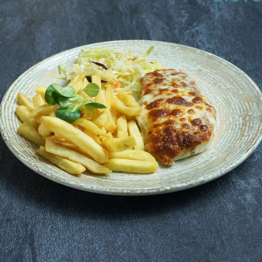 Meniu Snitel de curcan Caprese cu cartofi prajiti si salata de sezon