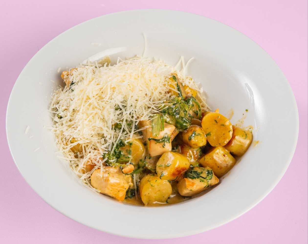 GNOCCHI s kuřecím masem, špenátem a sýrem grana padano