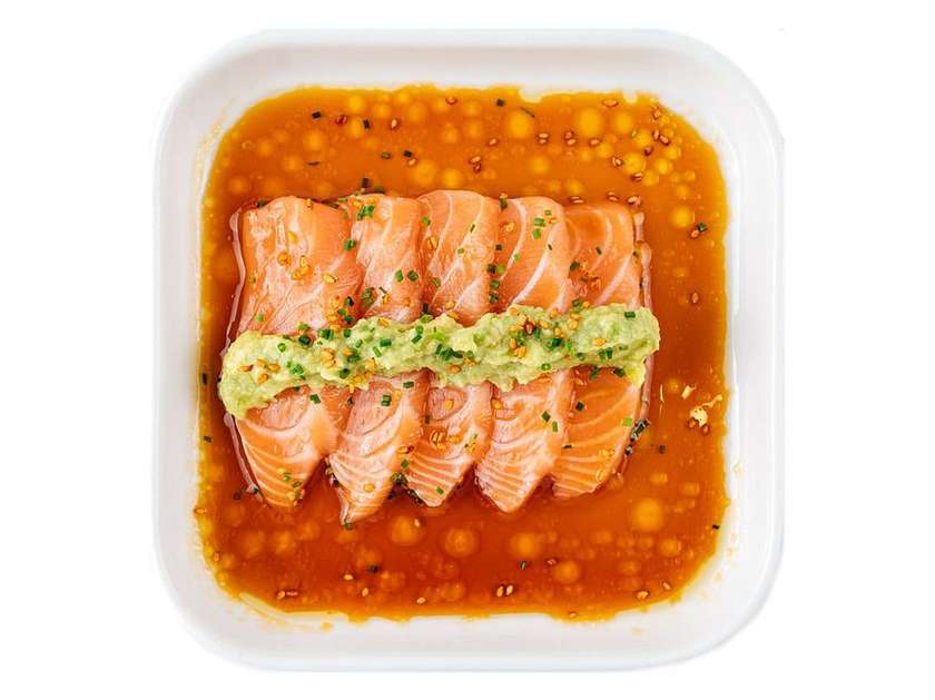 salmon sashimi in jpn hi sauce