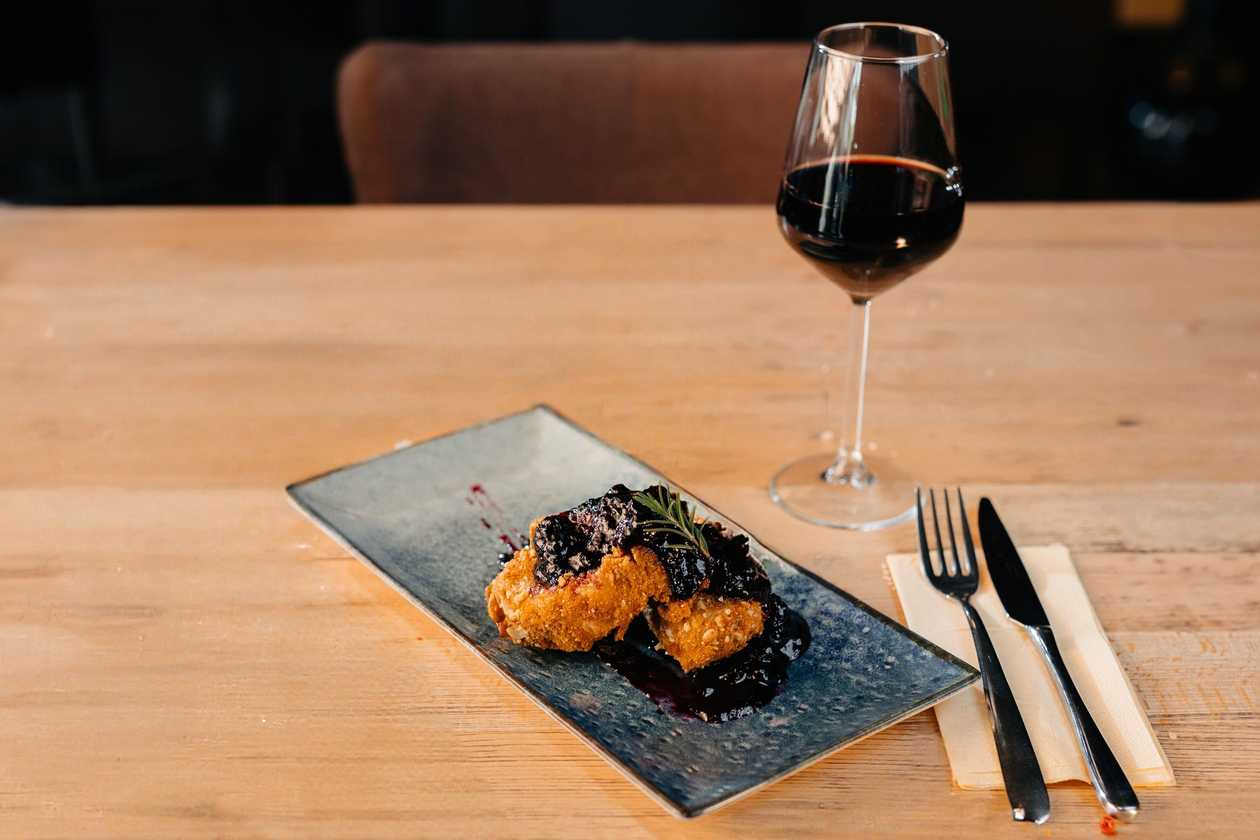 Camembert in walnut crust and blueberry jam 250g