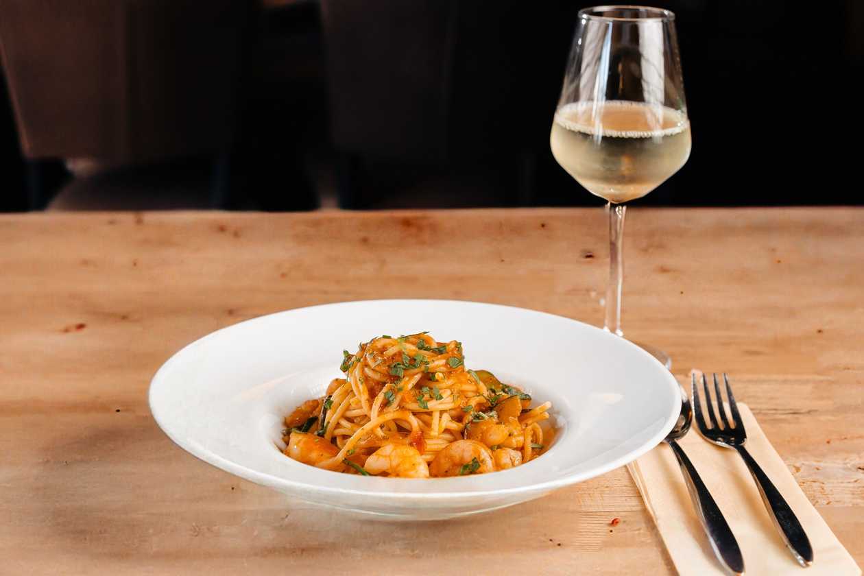 Spaghetti with shrimps and zucchini