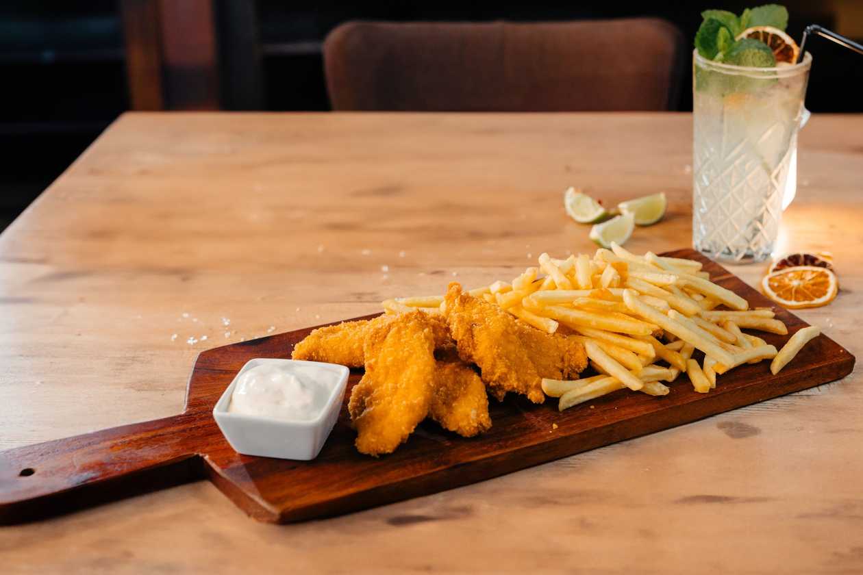 Crispy chicken with French fries and Garlic Sauce 400g