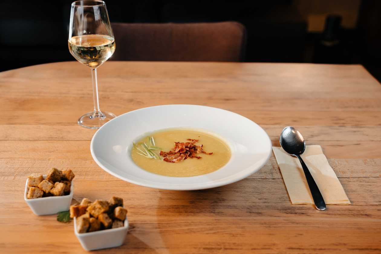 Leek cream soup with crispy bacon and croutons 350g