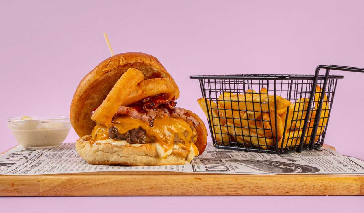 DOMÁCÍ HOVĚZÍ BURGER