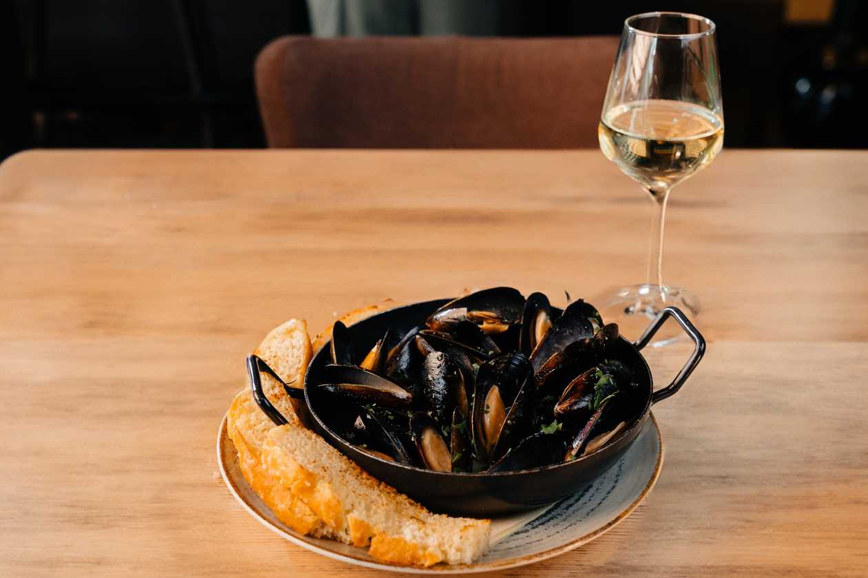Mussels in White Wine and Garlic Sauce 700g
