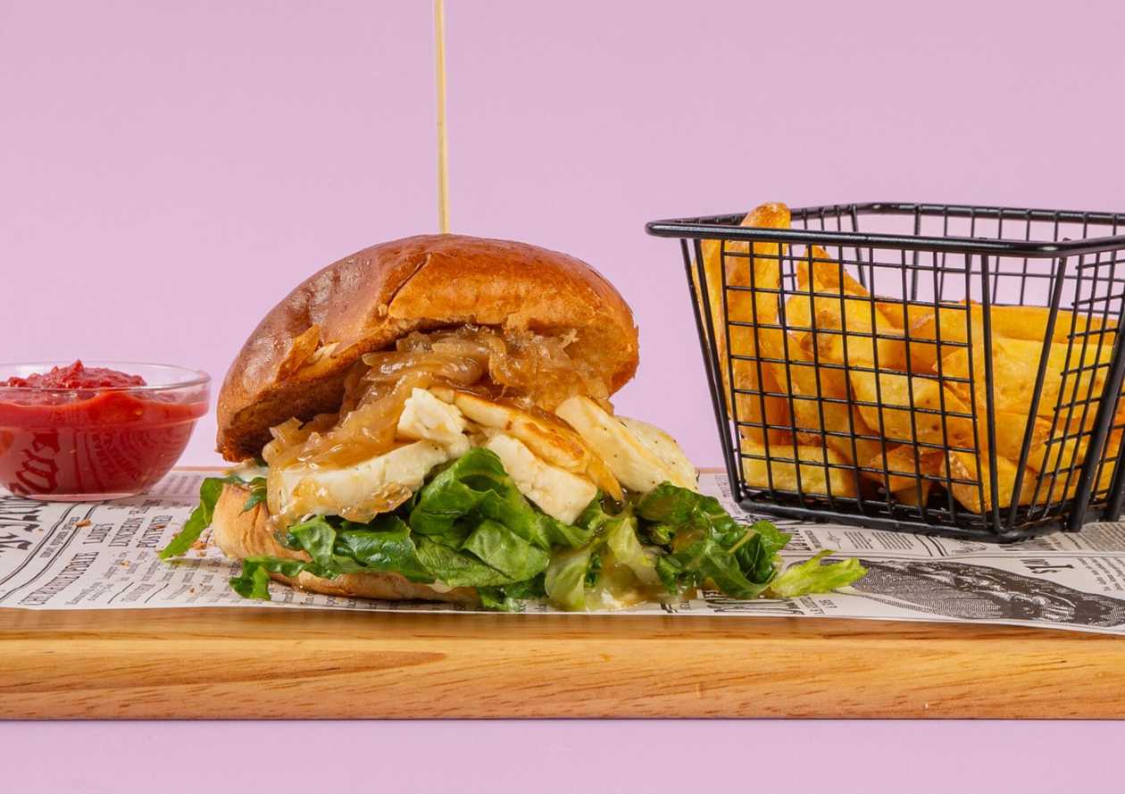 HALLOUMI BURGER V BRIOŠCE