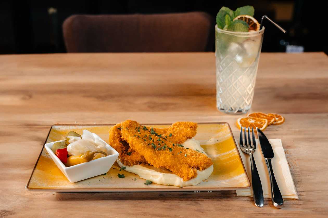 Chicken schnitzel with mashed potatoes and tomato salad 500g