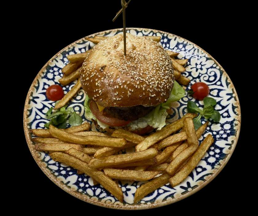 Meniu Cheeseburger cu cartofi prajiti si sos Calipso