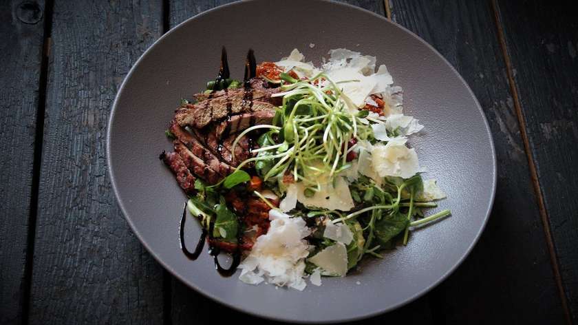 Salad with Grilled Beef Tenderloin