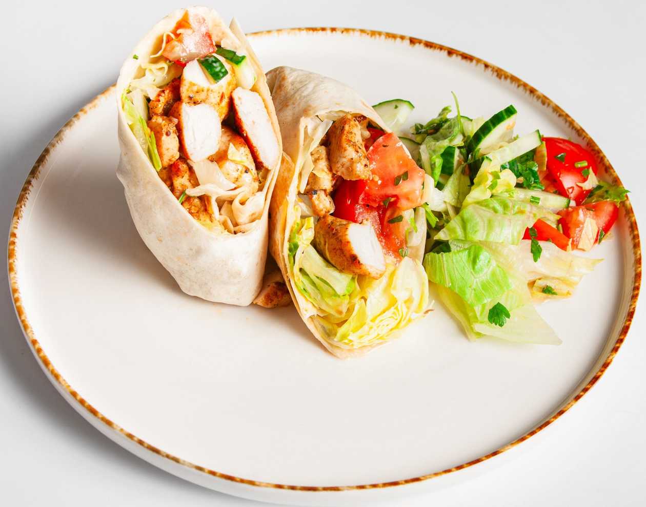 Tortilla s kuřecím masem, zeleninou a bylinkovým dipem