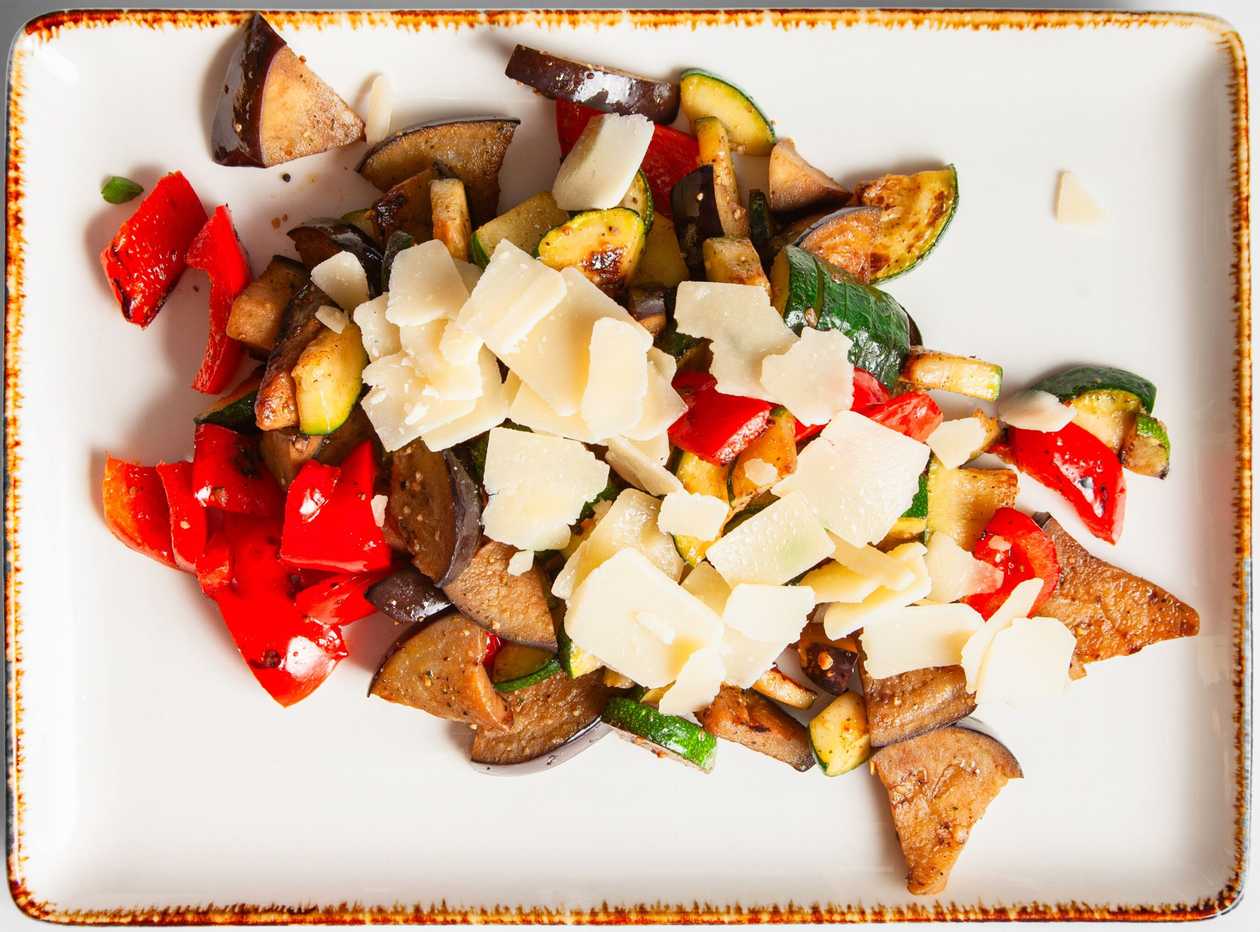 Grilovaná zelenina sypaná Parmezánem