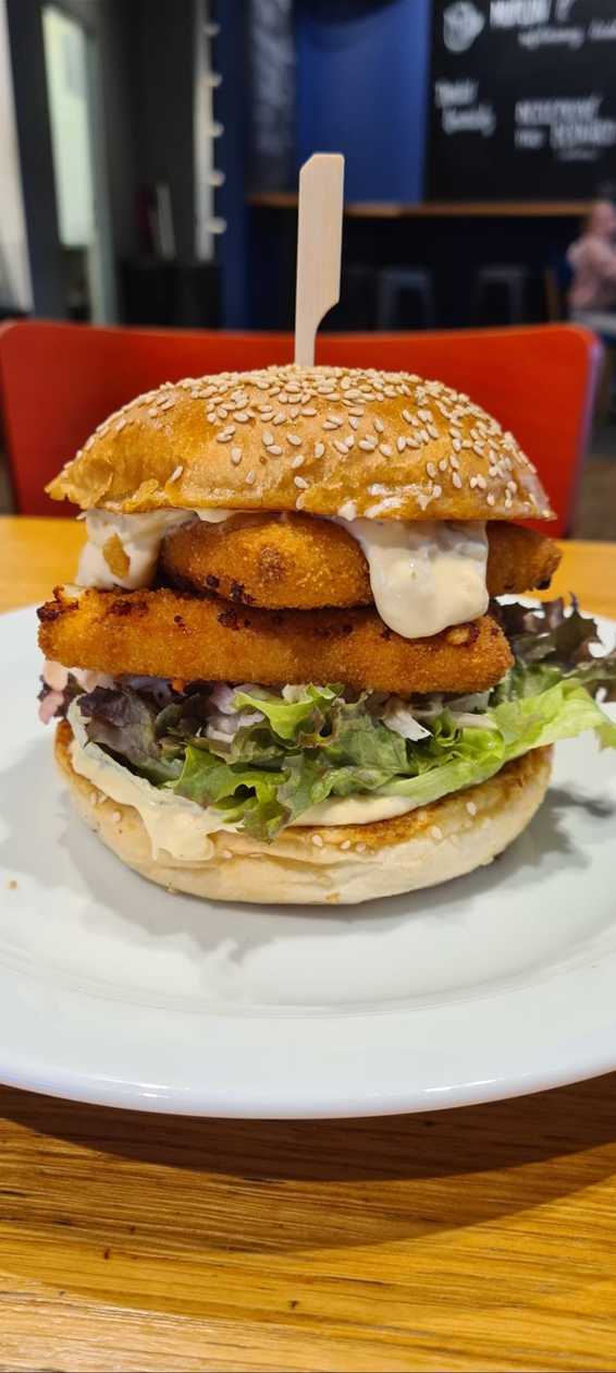 Double fried cheese burger + hranolky + dip + Coca Cola 0.33ml