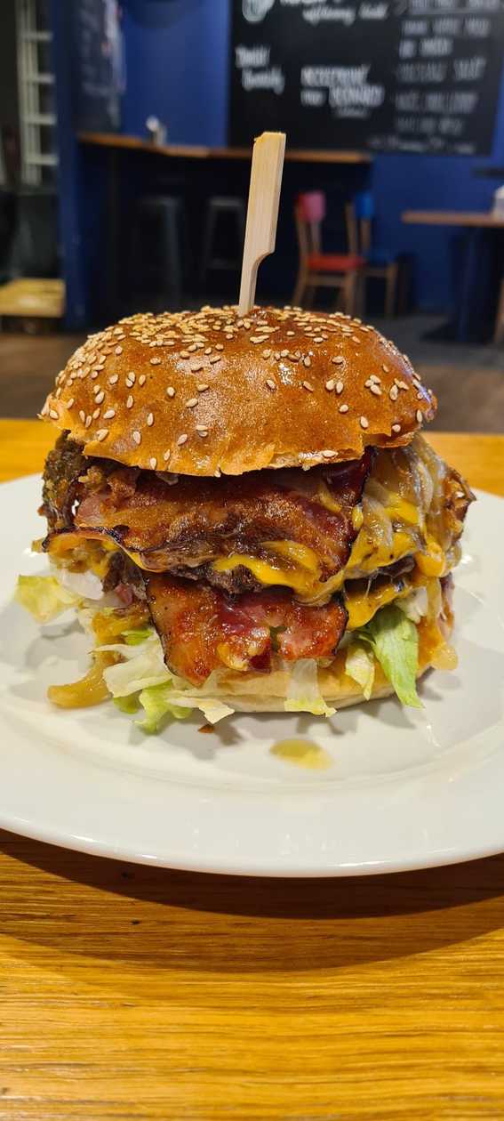 Smash burger + hranolky + dip + Coca Cola 0.33ml