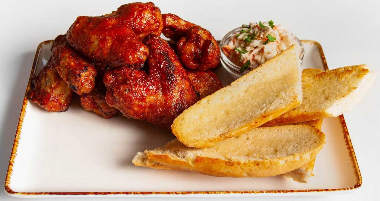 Marinované kuřecí křidélka v BBQ omáčce, se salátkem Coleslaw a bagetkou