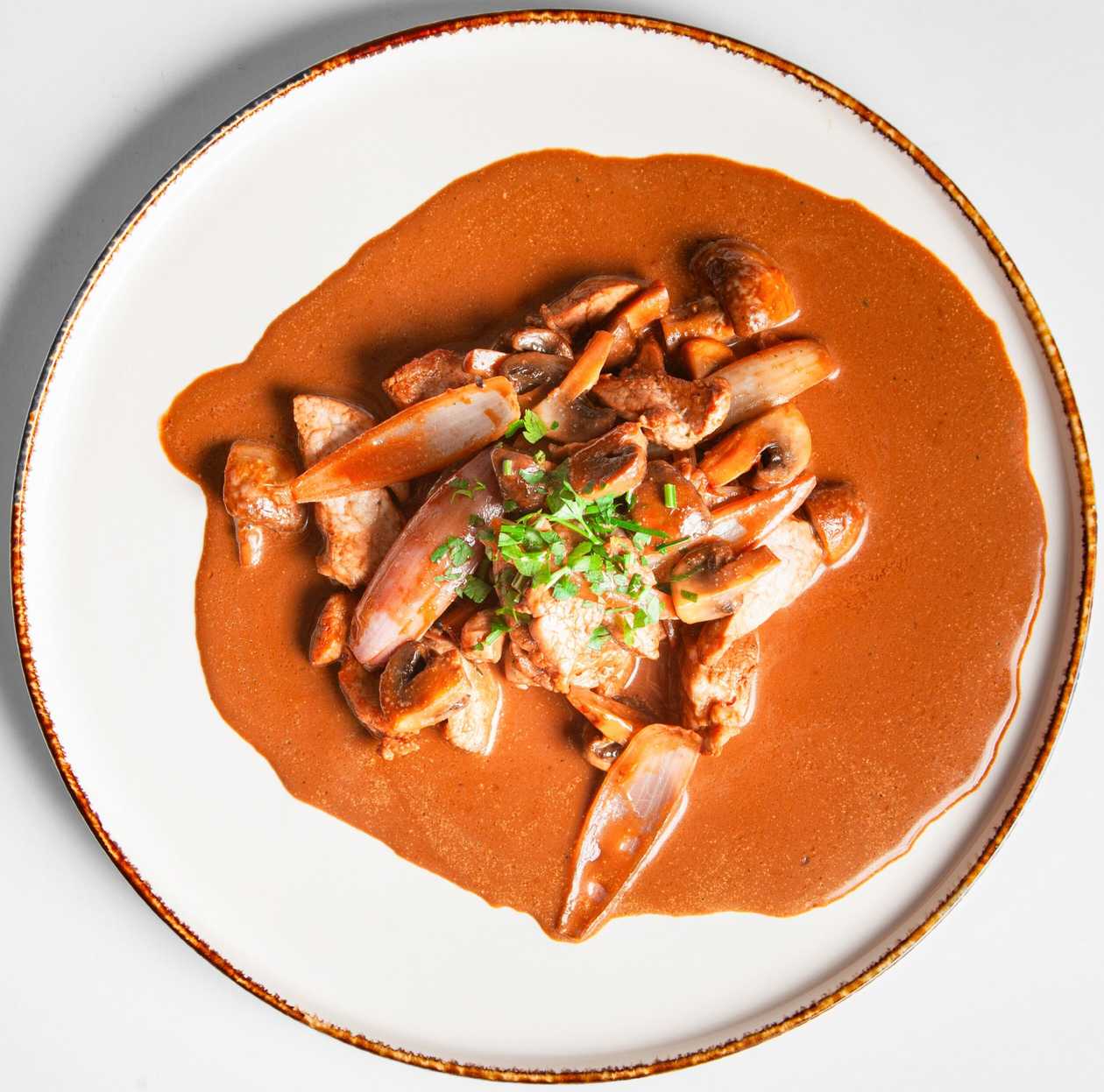 Nudličky z vepřové panenky s cibulí, žampiony a smetanou