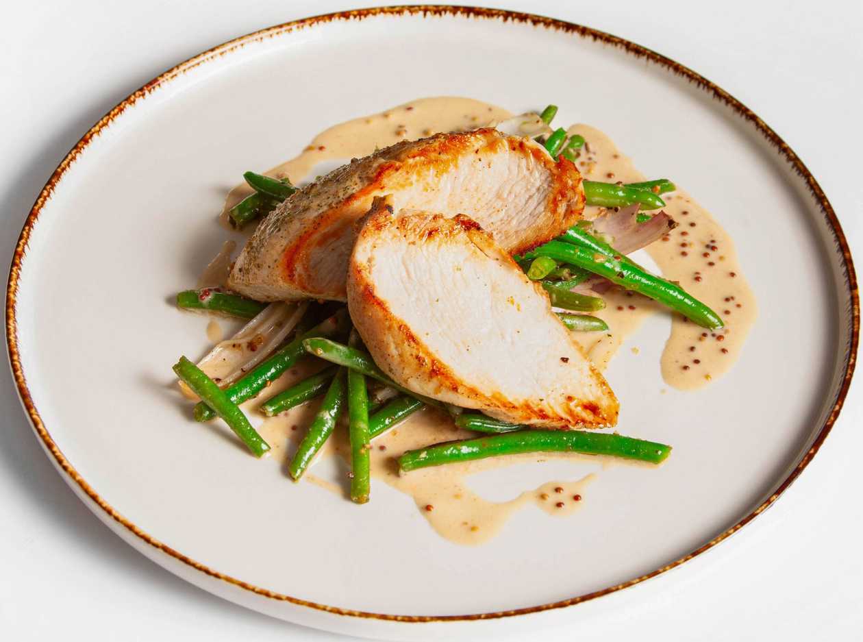 Grilované prso na zelených fazolkách a šalotce s hořčičnou omáčkou