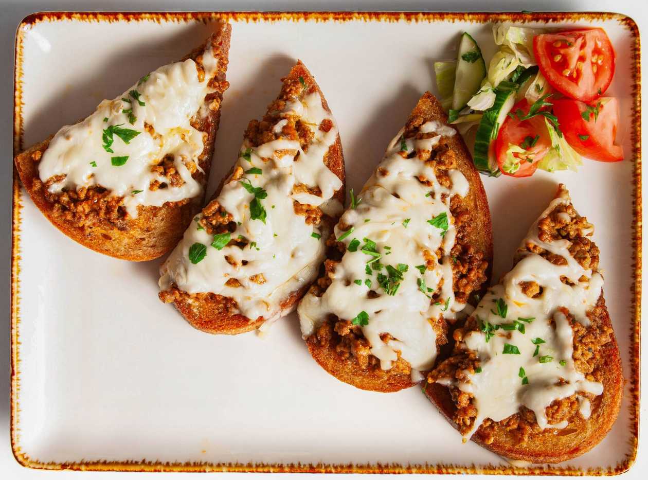 Ďábelské topinky s masovou směsí a sýrem