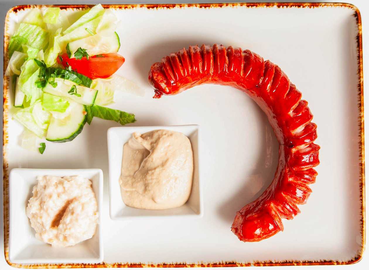 Klobása s křenem a hořčicí