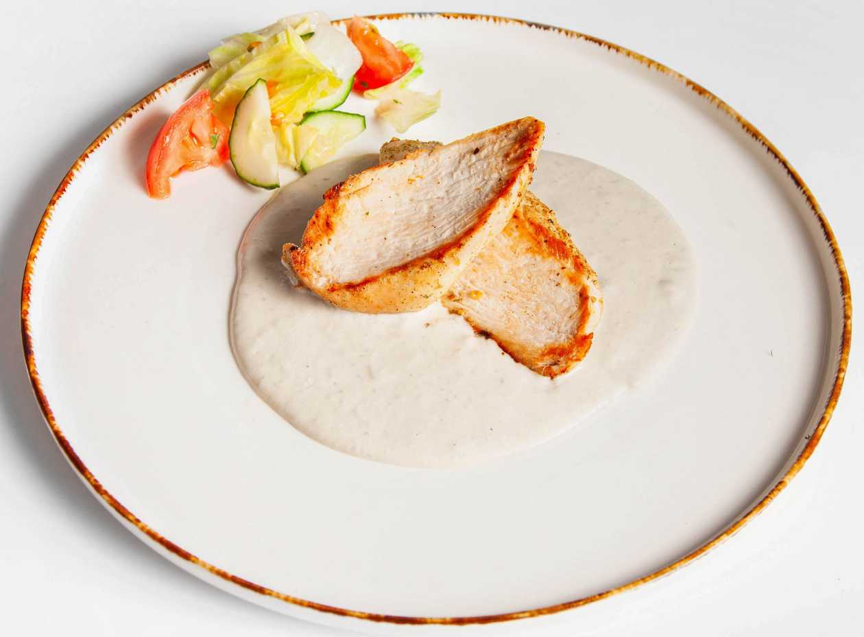 Kuřecí prso na grilu s dipem z modrého sýra