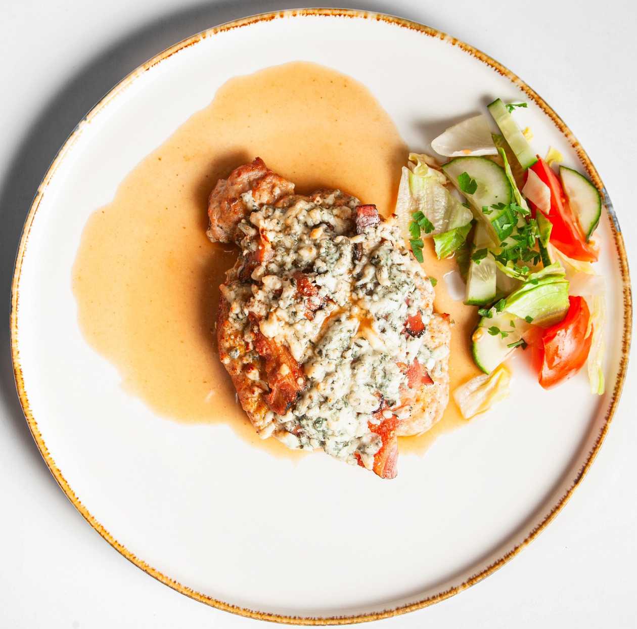 Vepřová pečeně zapečená se slaninou a nivou