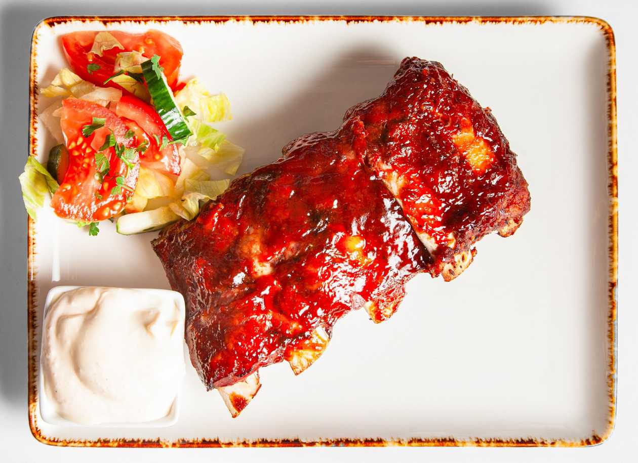 Pečená vepřová žebírka s česnekovým dipem