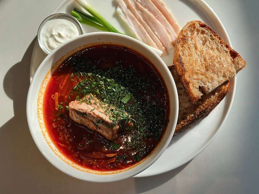 Червоний борщ з ребром