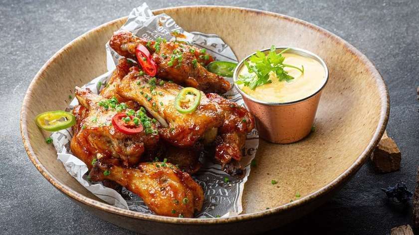 Kanatiivad mango-tšilli kastmega