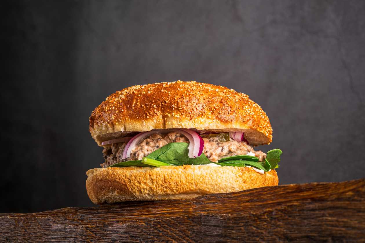 Burger with tuna and truffles salad