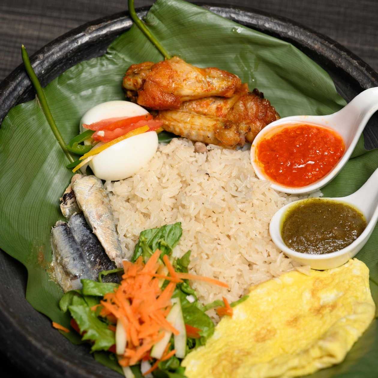 Nankwase "Efie" Angwamo (Braised Oil Rice)