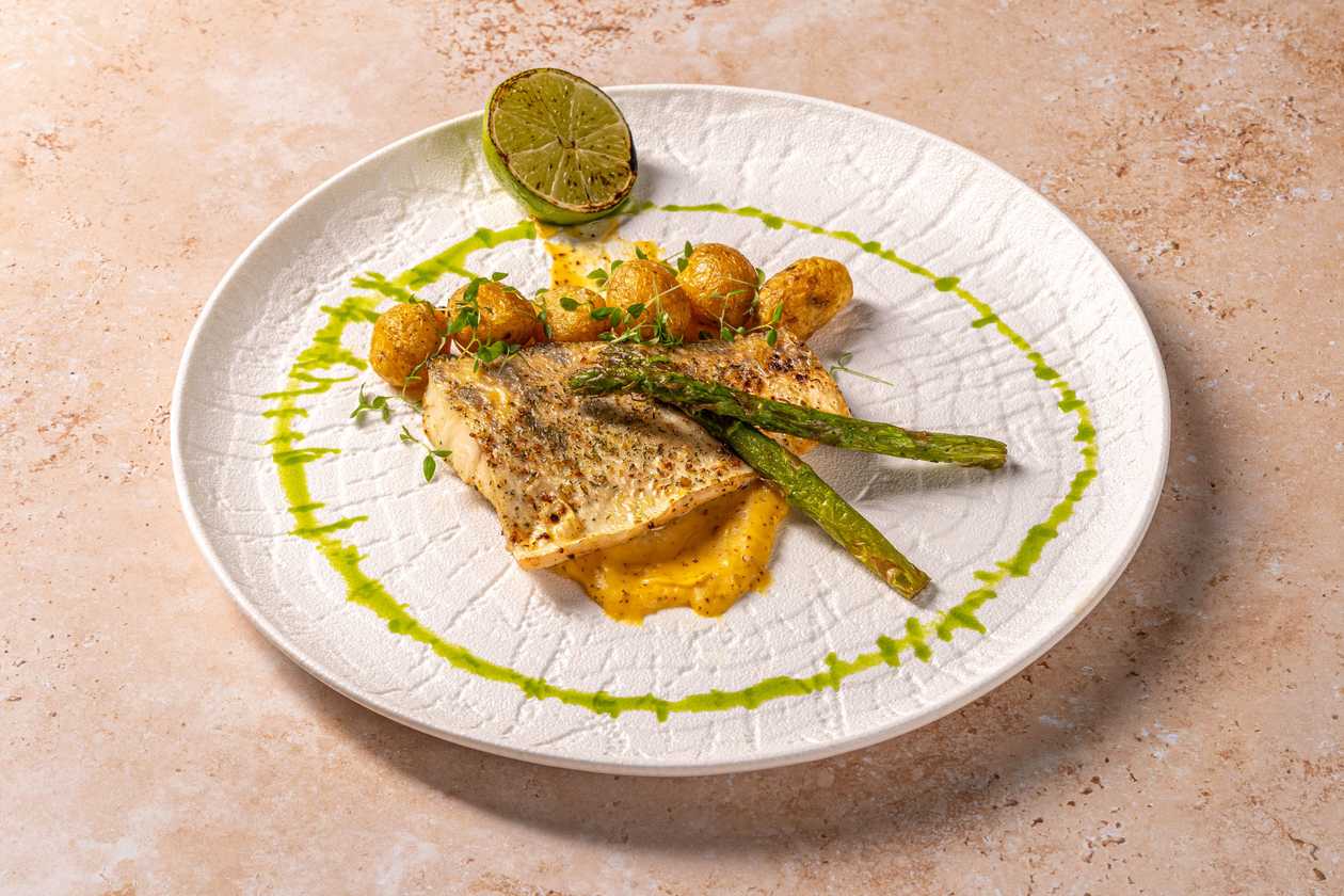 Филе судака со спаржей и голландским соусом