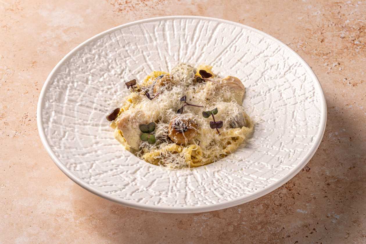 Паста с курицей и грибами