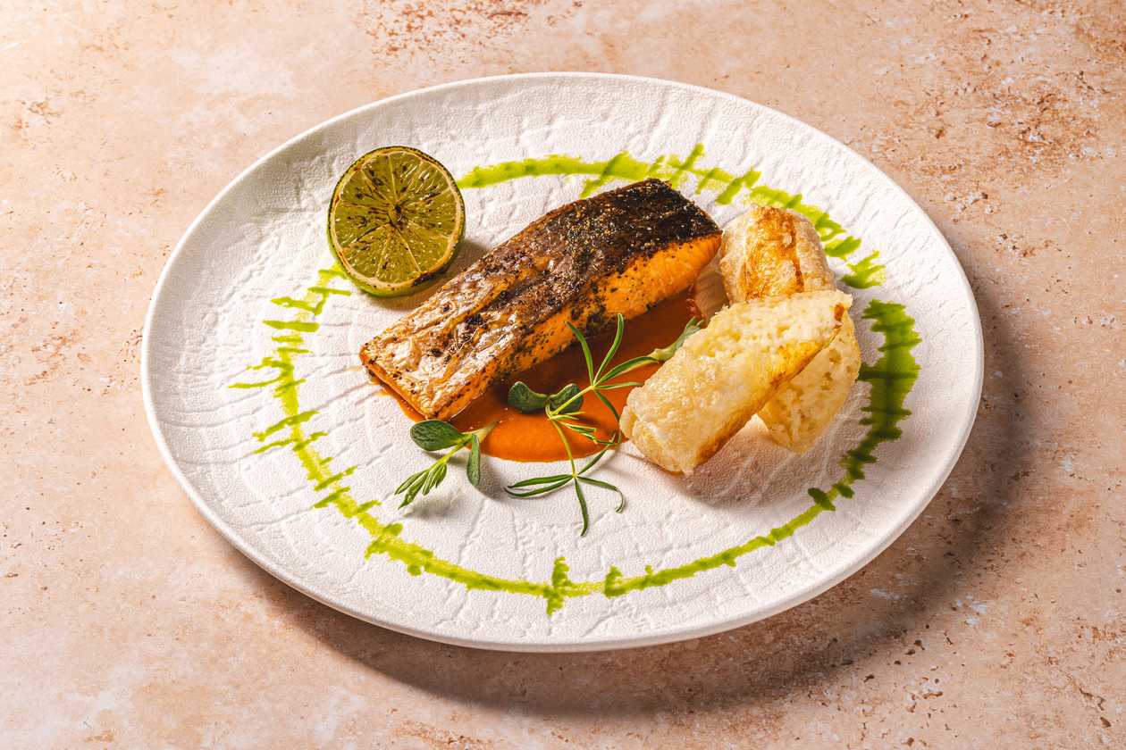 Филе лосося на гриле с жареным рисом