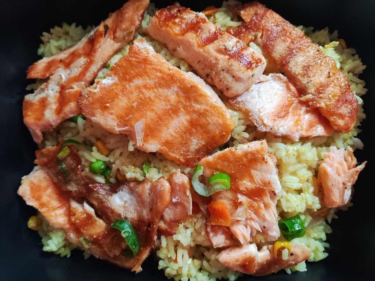 Grilovaný losos s nudlemi